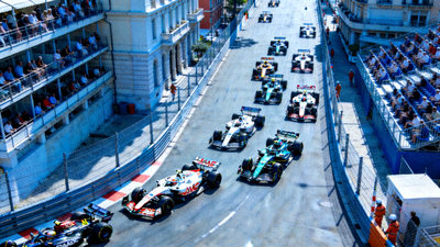 F1摩纳哥蒙特卡洛街道赛道鸟瞰图，赛车在狭窄街道穿行